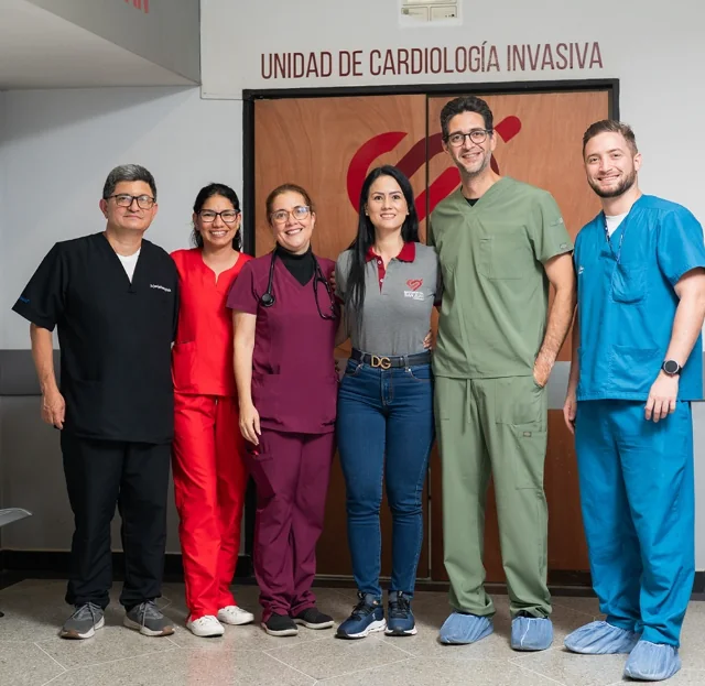Parte del equipo frente a la Unidad de Cardiología Invasiva San Juan